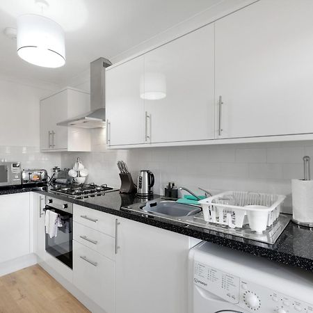 Pinewood Studios, Iver Slough Heathrow 1 & 2 Bedroom Apartments With Parking By Arista Living Dış mekan fotoğraf