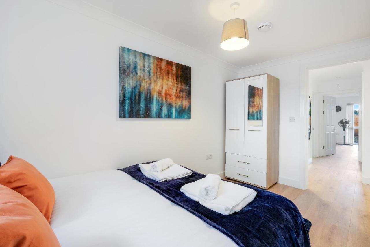 Pinewood Studios, Iver Slough Heathrow 1 & 2 Bedroom Apartments With Parking By Arista Living Dış mekan fotoğraf