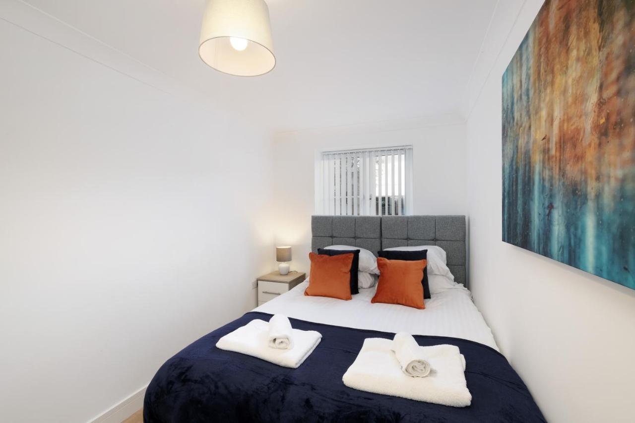 Pinewood Studios, Iver Slough Heathrow 1 & 2 Bedroom Apartments With Parking By Arista Living Dış mekan fotoğraf