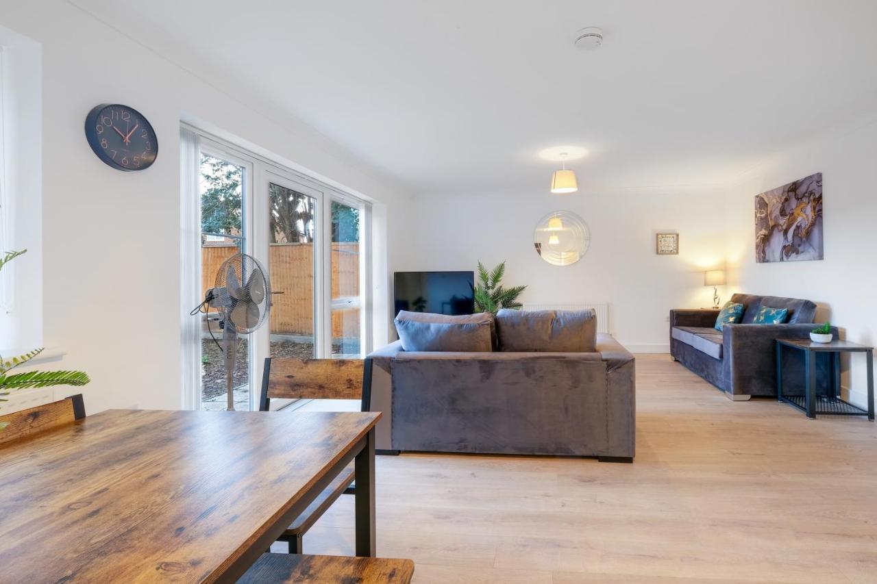 Pinewood Studios, Iver Slough Heathrow 1 & 2 Bedroom Apartments With Parking By Arista Living Dış mekan fotoğraf