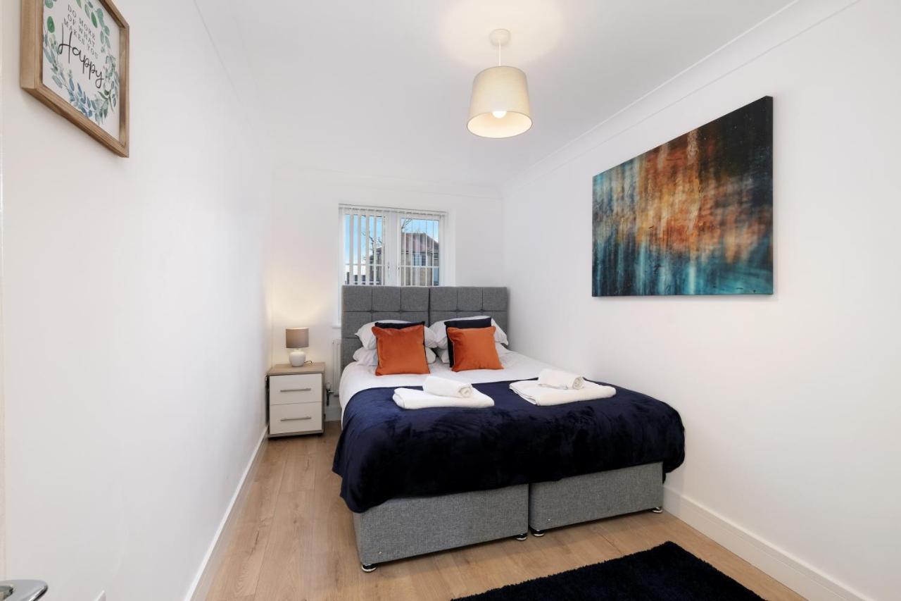 Pinewood Studios, Iver Slough Heathrow 1 & 2 Bedroom Apartments With Parking By Arista Living Dış mekan fotoğraf
