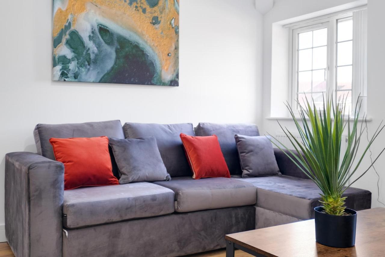 Pinewood Studios, Iver Slough Heathrow 1 & 2 Bedroom Apartments With Parking By Arista Living Dış mekan fotoğraf