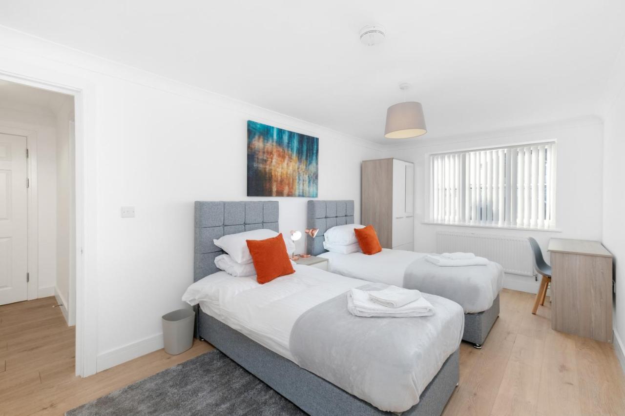 Pinewood Studios, Iver Slough Heathrow 1 & 2 Bedroom Apartments With Parking By Arista Living Dış mekan fotoğraf