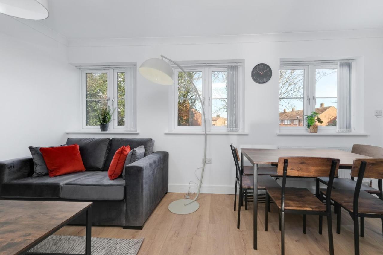 Pinewood Studios, Iver Slough Heathrow 1 & 2 Bedroom Apartments With Parking By Arista Living Dış mekan fotoğraf