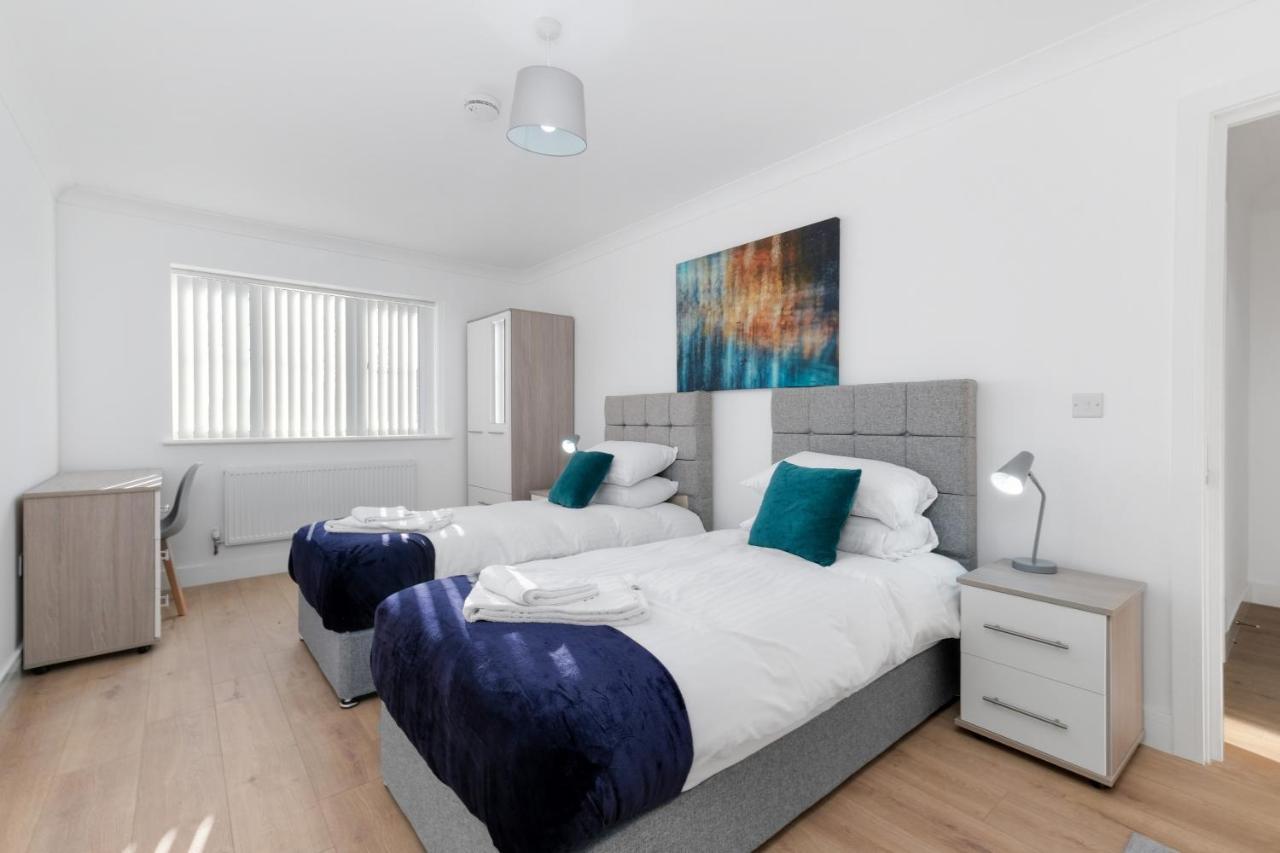 Pinewood Studios, Iver Slough Heathrow 1 & 2 Bedroom Apartments With Parking By Arista Living Dış mekan fotoğraf