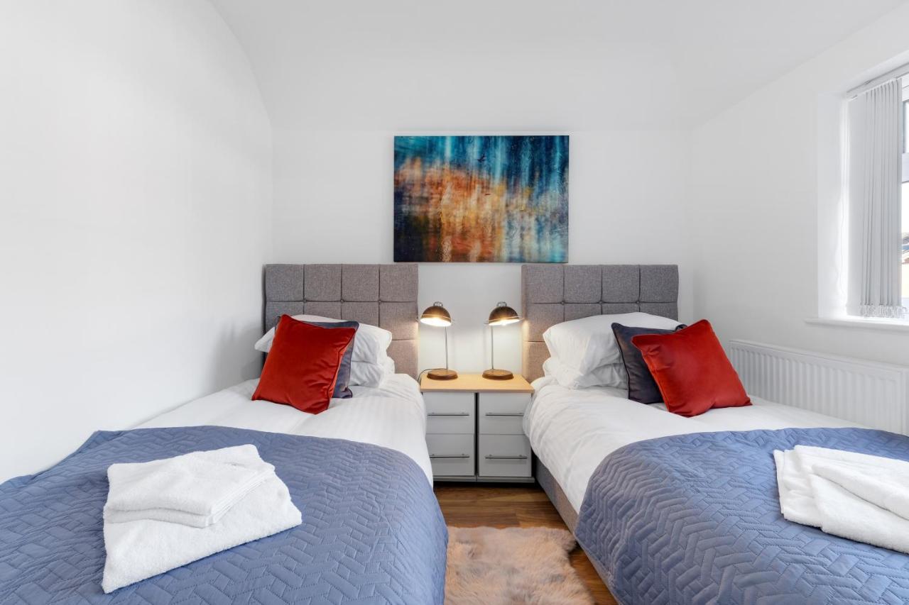 Pinewood Studios, Iver Slough Heathrow 1 & 2 Bedroom Apartments With Parking By Arista Living Dış mekan fotoğraf