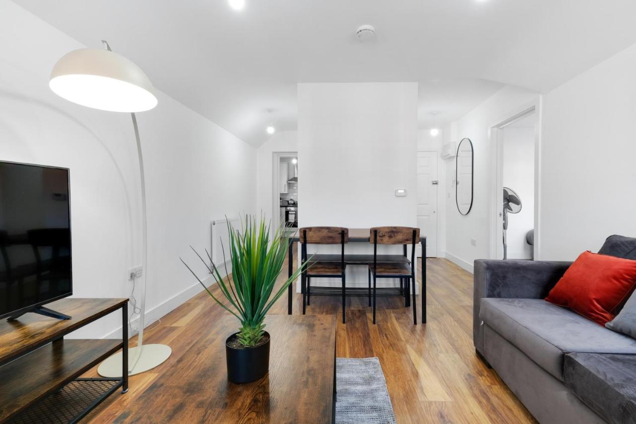 Pinewood Studios, Iver Slough Heathrow 1 & 2 Bedroom Apartments With Parking By Arista Living Dış mekan fotoğraf