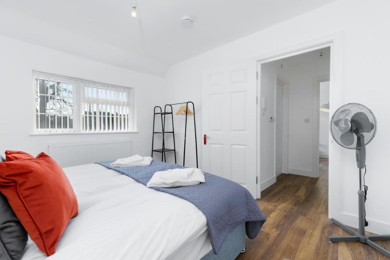 Pinewood Studios, Iver Slough Heathrow 1 & 2 Bedroom Apartments With Parking By Arista Living Dış mekan fotoğraf