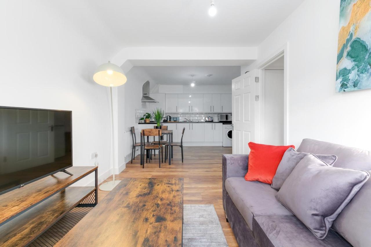 Pinewood Studios, Iver Slough Heathrow 1 & 2 Bedroom Apartments With Parking By Arista Living Dış mekan fotoğraf