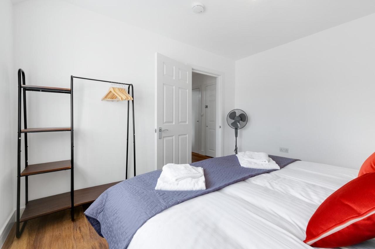 Pinewood Studios, Iver Slough Heathrow 1 & 2 Bedroom Apartments With Parking By Arista Living Dış mekan fotoğraf