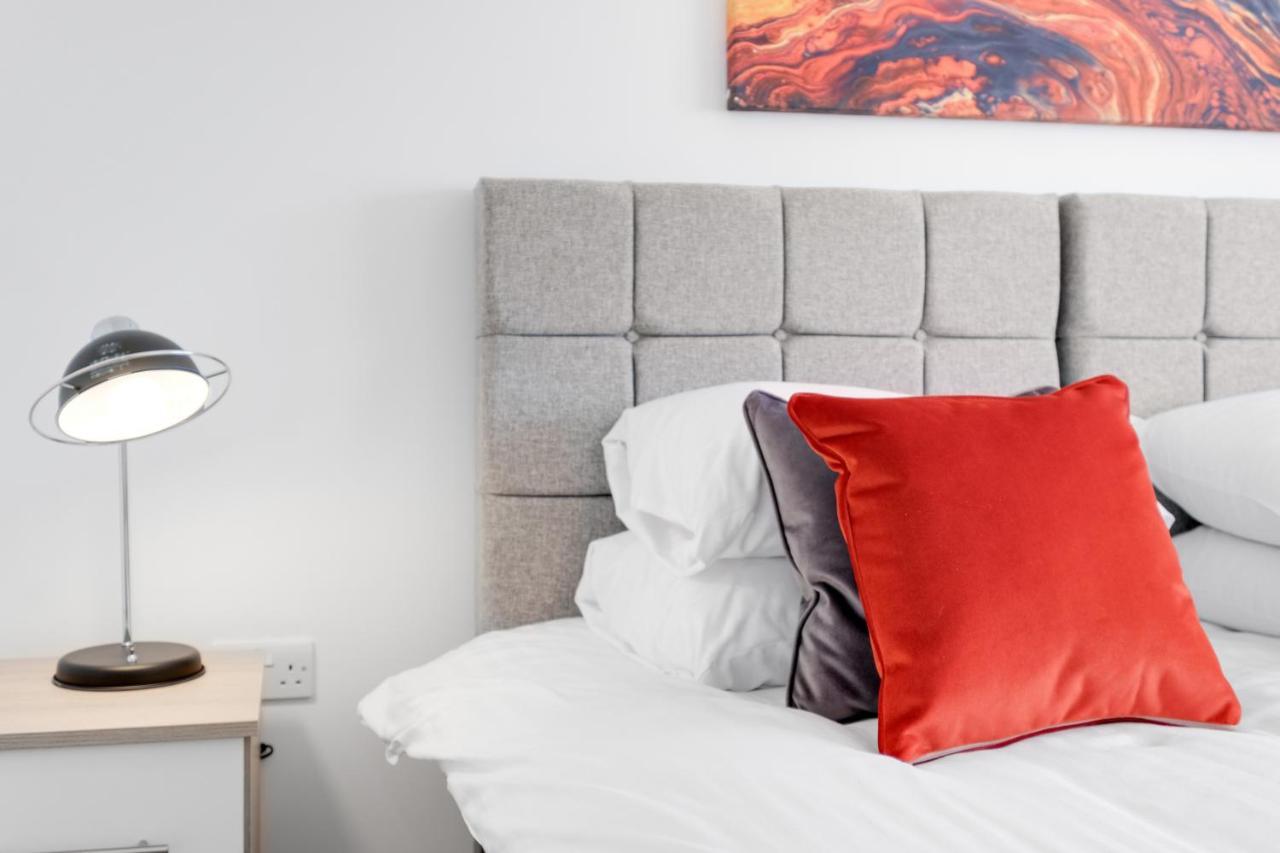 Pinewood Studios, Iver Slough Heathrow 1 & 2 Bedroom Apartments With Parking By Arista Living Dış mekan fotoğraf